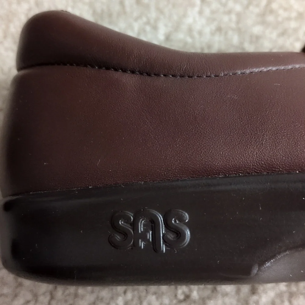 SAS Viva Slip-On Teak Brown Leather Walking Shoes Women's Size 8 Medium Like New